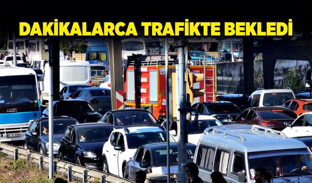 Dakikalarca trafikte bekledi