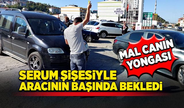 Mal canın yongası! Serum şişesiyle aracının başında bekledi