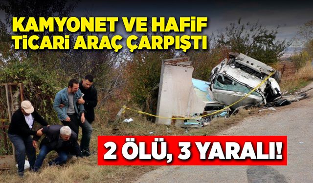 Hafif ticari araç ile kamyonet çarpıştı!