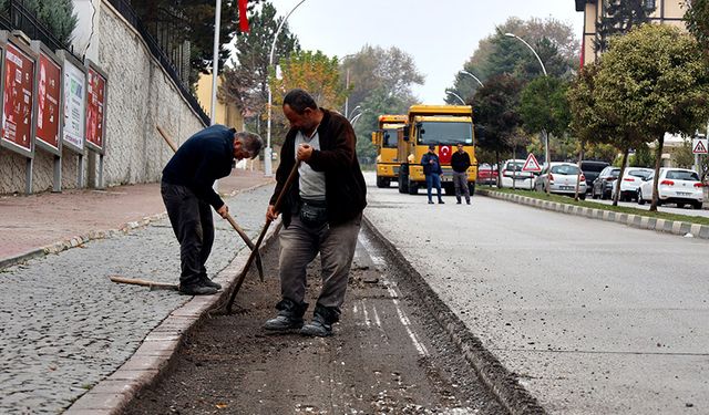 Sadri Artunç Caddesi yeni asfaltına kavuşuyor