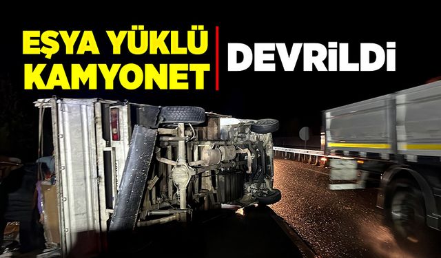 Ev eşyası yüklü kamyonet devrildi!