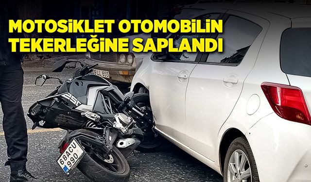 İlginç kaza! Motosiklet otomobilin tekerleğine saplandı!