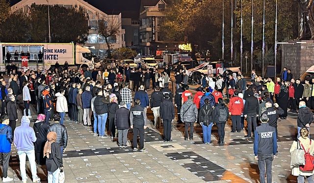 Düzce depreminde hayatını kaybedenler sirenler çalınarak anıldı