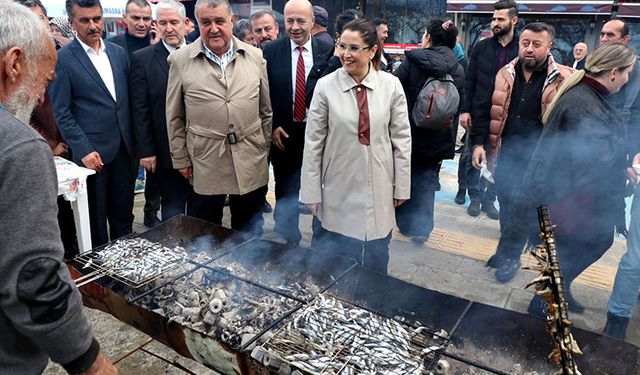 Yarım ton hamsi pişirilip dağıtıldı