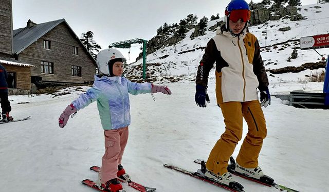 Bolu'nun beyaz örtüsü Kartalkaya'da serildi: Kayak sezonu açıldı!