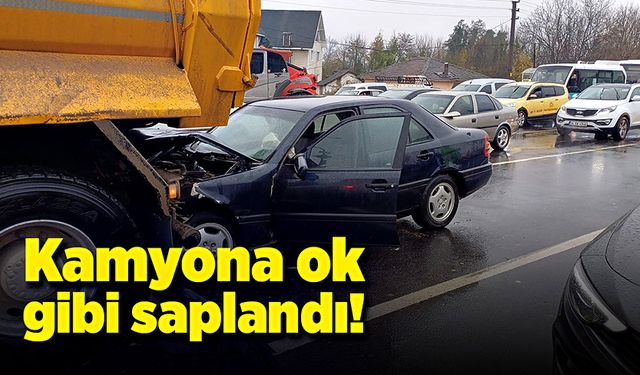 Otomobil kavşakta bekleyen kamyona ok gibi saplandı!