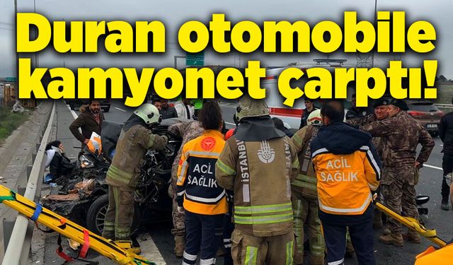 Duran otomobile kamyonet çarptı!