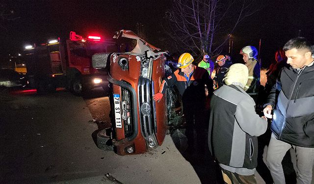 Yan yatan kamyonette sürücü sıkıştı, ekipler zamanla yarıştı