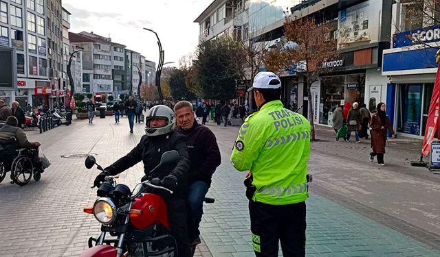 Kapalı caddeye motosikletle girenlere ceza kesildi