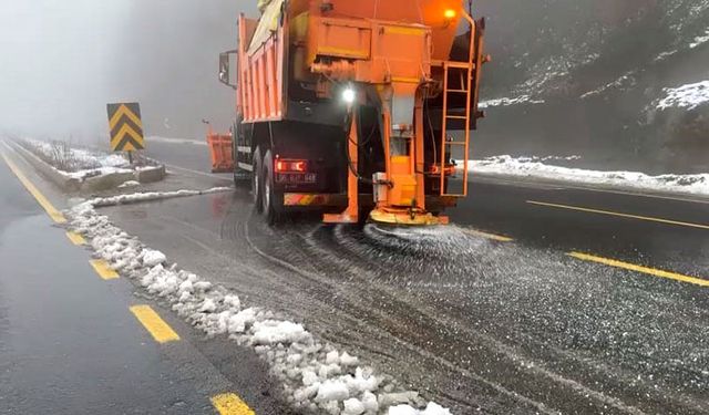 Bolu geçişinde aralıklarla kar yağışı etkili oluyor