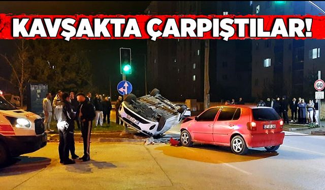 İki otomobil kavşakta çarpıştı