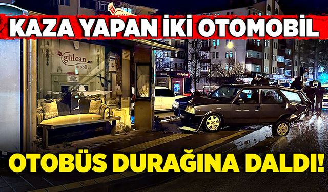 Kaza yapan iki otomobil  otobüs durağına daldı!