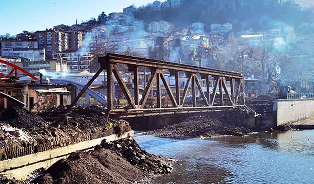 Zonguldak’ta Fevkani köprüsünün son kalan parçasının yıkım çalışmaları başladı