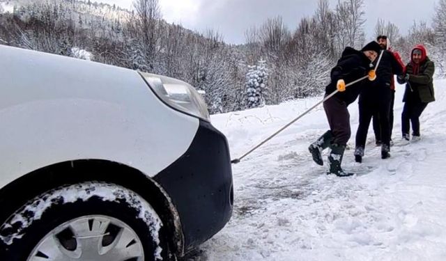 Karda yolda kalan aracı kurtarmak için her yolu denediler