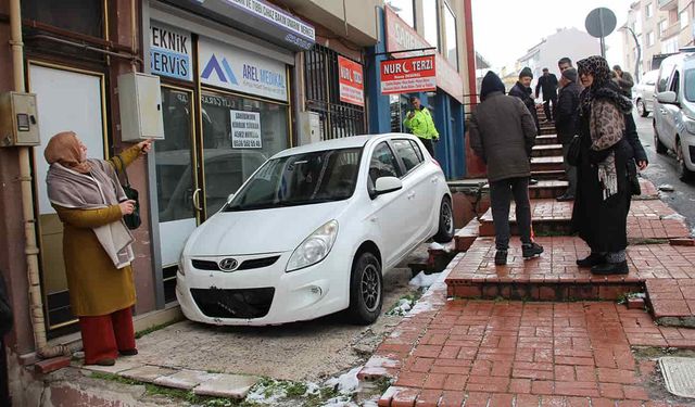 Dik yokuşta kontrolden çıktı, merdivenlerde askıda kaldı