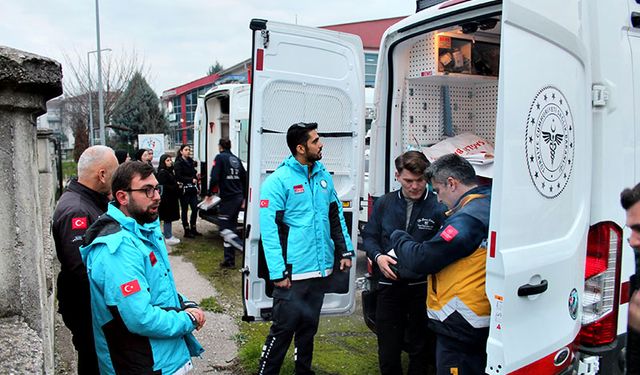 Paramedik öğrencileri, ambulansları inceledi