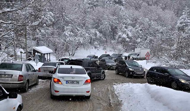 Doğa harikasını görmek istediler: Trafik kilitlendi