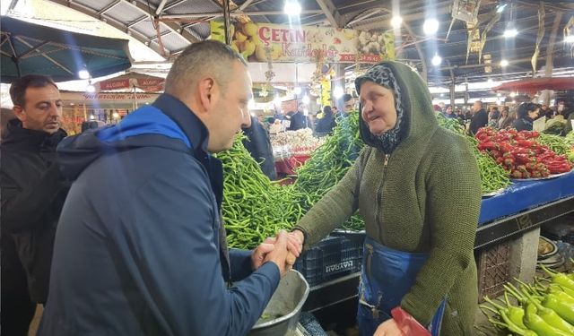 Başkan Alan pazara indi vatandaşlarla sohbet edip destek istedi