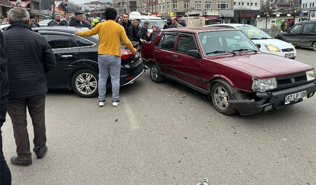 Acılık'ta kaza araçlar birbirine girdi