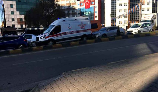 Sürücüler ambulansa yol vermek için çırpındı