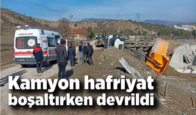 Kamyon hafriyat boşaltırken devrildi