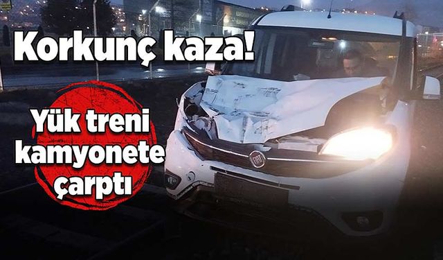 Korkunç kaza: Yük treni kamyonete çarptı