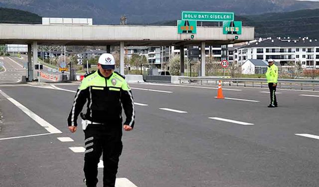 Göçmen kaçakçısı yakalandı, 5 yabancı uyruklu sınır dışı edildi