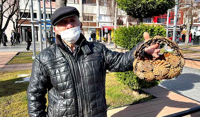 79 yaşında, elleriyle ördüğü kozalak sepetlerini sokaklarda satıyor