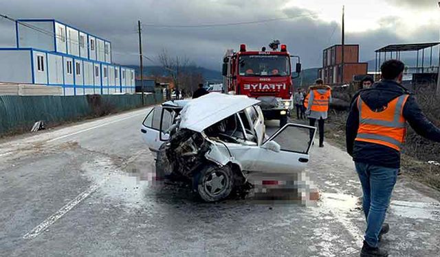 Forklifte çarpan otomobil kağıt gibi ezildi