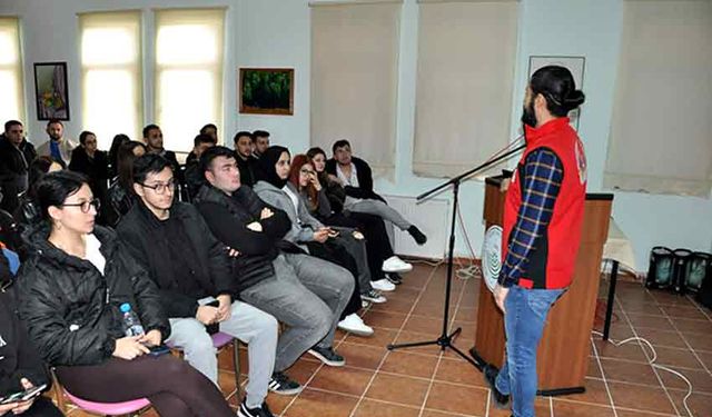 Üniversiteli gençlere terör örgütlerinin tuzak kurma yöntemleri anlatıldı