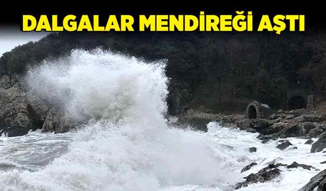 Dalgalar Zonguldak'ta mendireği aştı