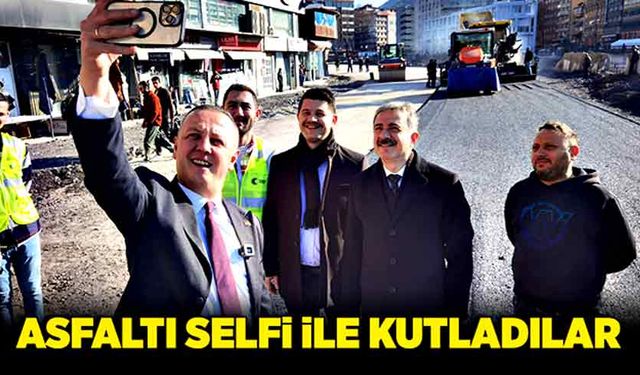 Asfaltı selfi ile kutladılar