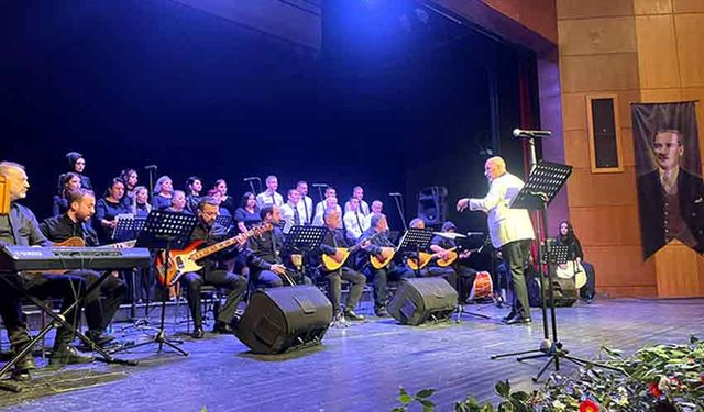 Türk halk müziği konserine büyük ilgi