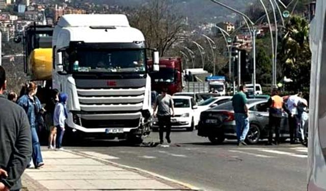 Sahil yolunda kaza Tır otomobil ile çarpıştı