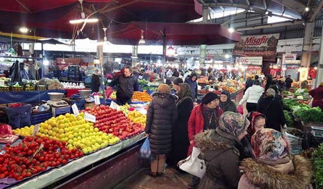 Halk pazarında fiyatlar düştü, halk yoğun ilgi gösterdi