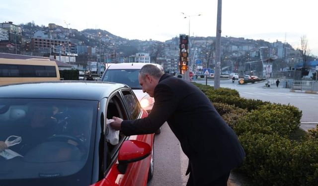 Alan, caddede iftarlık dağıttı