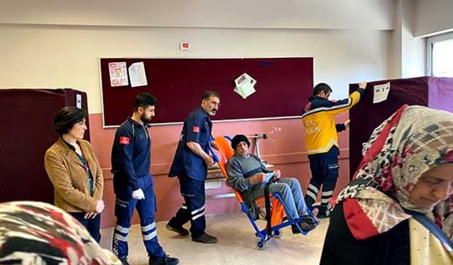 İstanbul’da KOAH hastası evinden alınıp ambulansla oy vermeye götürüldü