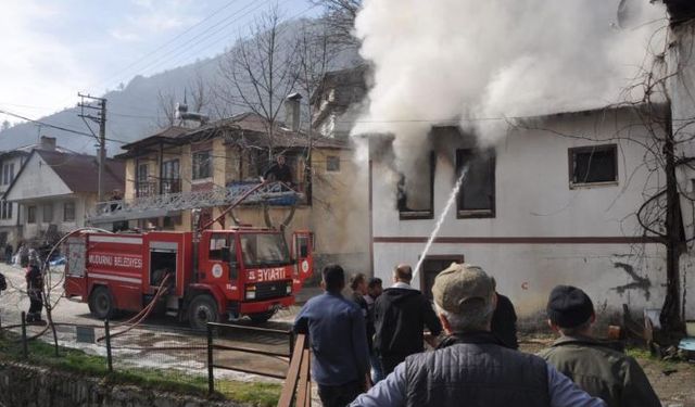 Bolu'da korkutan yangın, alevler yan eve sıçradı