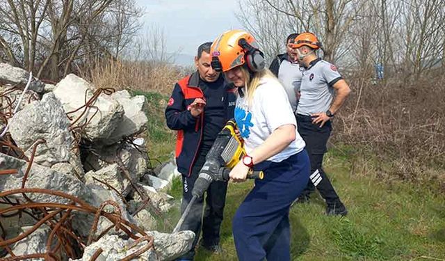 Sağlıkçılara arama kurtarma eğitimi