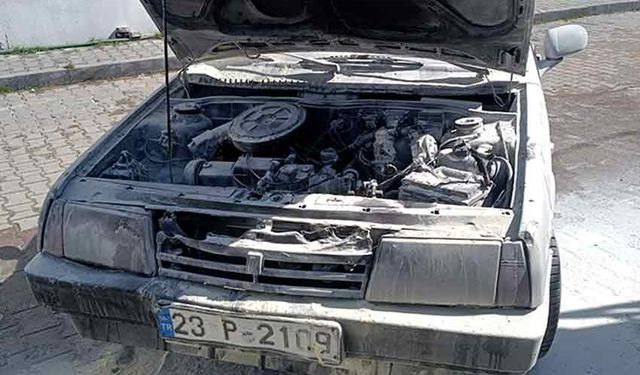 Park halindeki otomobilde yangın çıktı