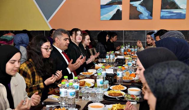 Vali Aslan, iftarını öğrencilerle açtı