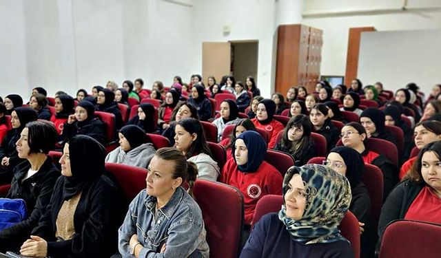 Çocuk gelişimi öğrencilerine aşı takvimi anlatıldı