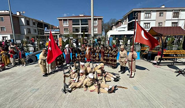 Çanakkale'yi okullarının bahçesinde canlandırdılar, büyük alkış topladılar