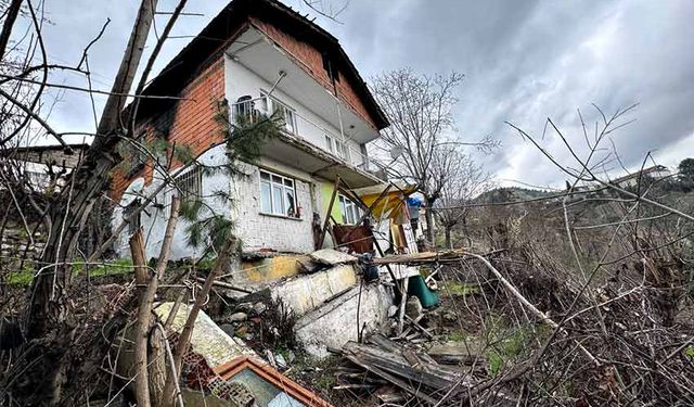 Heyelanda balkonu çöktü! Ev boşaltıldı!