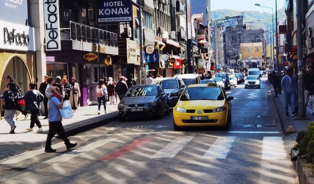 Caddeler doldu taştı bayram hazırlığı sürüyor