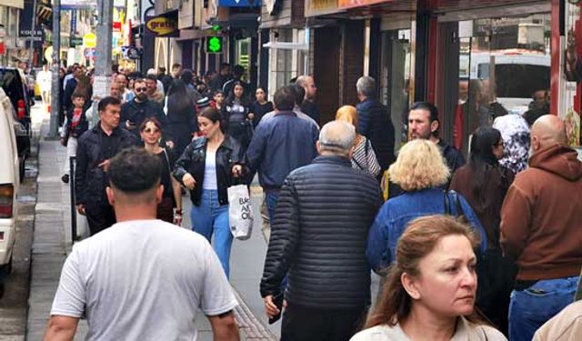 Ramazan Bayramının son gününde caddelerde yoğunluk oluştu