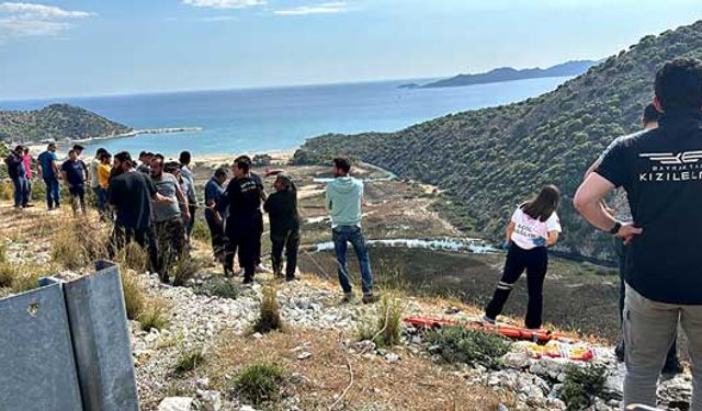 Bariyerlere çarpan kamyon 50 metrelik uçurumdan yuvarlandı: 1 ölü