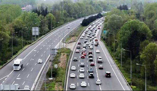 Otoyolda dönüş yoğunluğu trafiği durdurdu