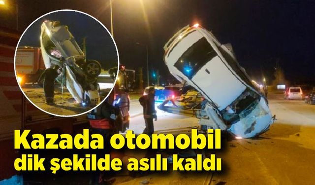 Bariyerlere çarpan otomobil dik şekilde asılı kaldı: 3 yaralı