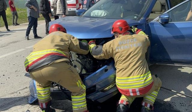 Mahalle arasında sıkışmalı kaza: 2 yaralı